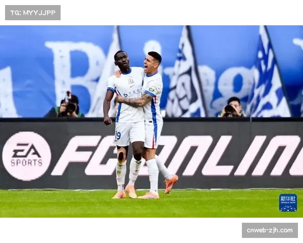 雨中激战，上海申花与天津津门虎比赛因场地条件多次暂停